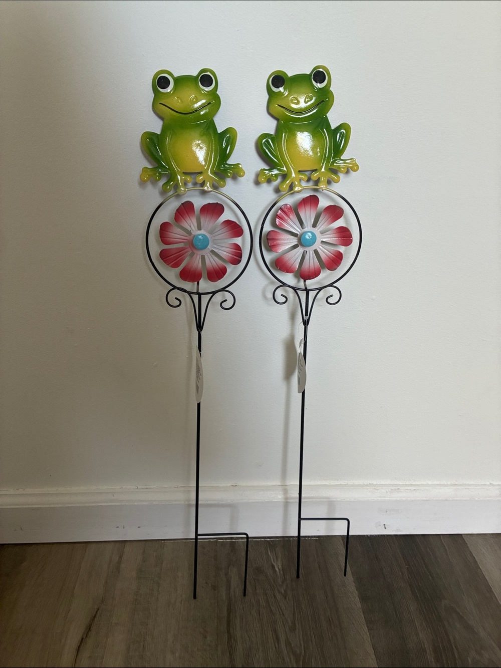 NWT- Set of 2-Green Frog Metal Yard or Garden Stakes with Red Flower Pinwheels
